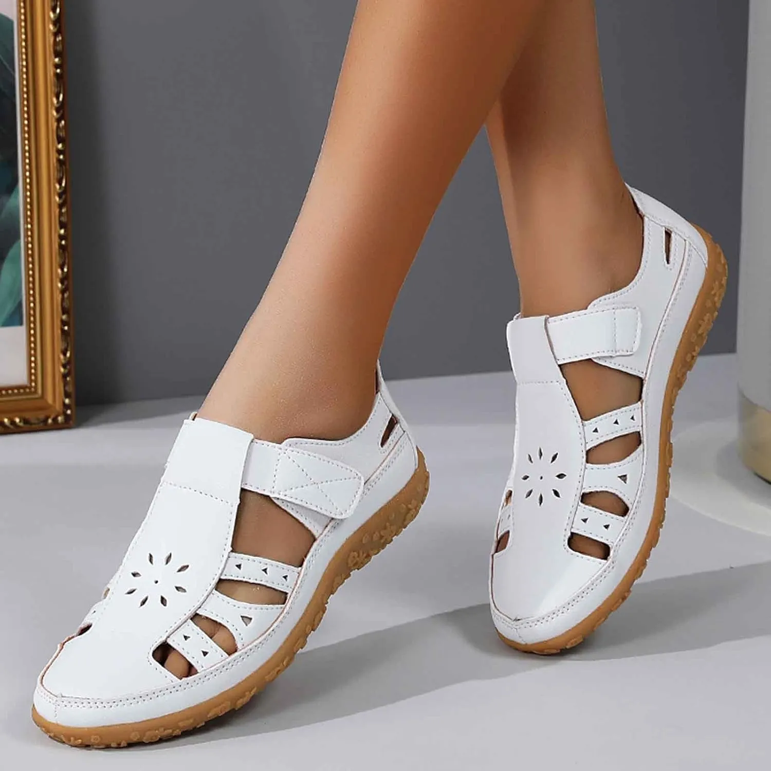 Women's Summer Sandals Breathable Perforated Casual Shoes Comfortable Flat Footbed Fashionable Closed Toe Beach Walking